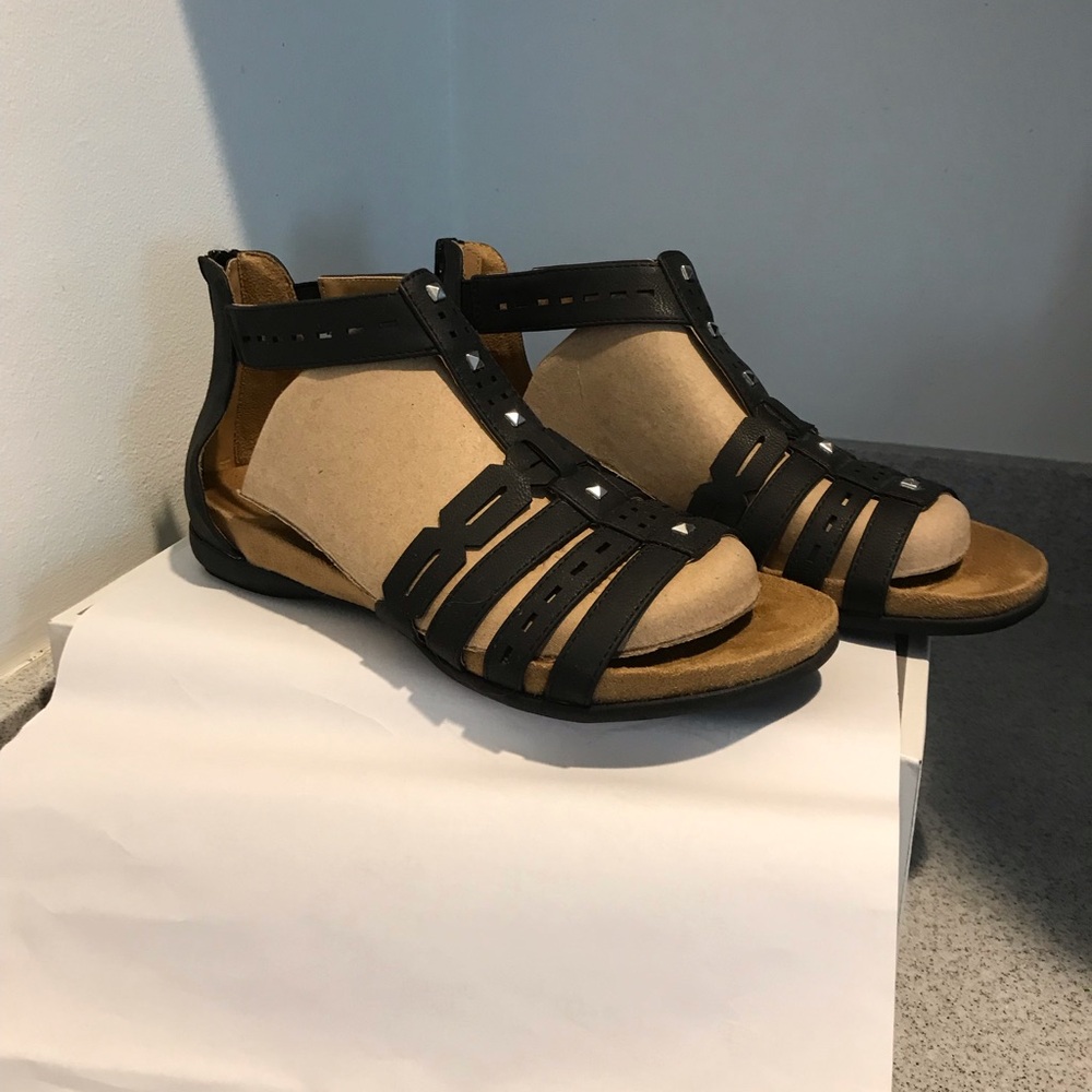 Natural Soul Black and Tan Sandals Strappy Design Casual